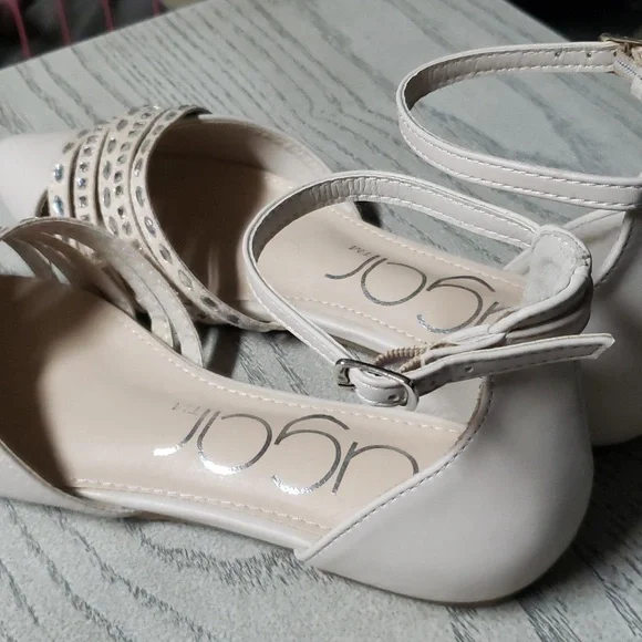 Sugar- ivory rhinestone flats. Women's size 6 - Picture 4 of 5